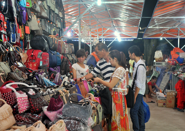 Bai Chay night market